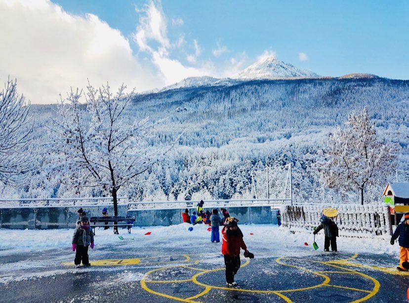 GDIDELLE's tweet photo. L’école à la montagne 🗻❄️.    Le bonheur à l’état pur 🤗.         École de Saint-Chaffrey 05330          @DSDEN05 @AcAixMarseille @education_gouv https://t.co/VsXYPzNpy8