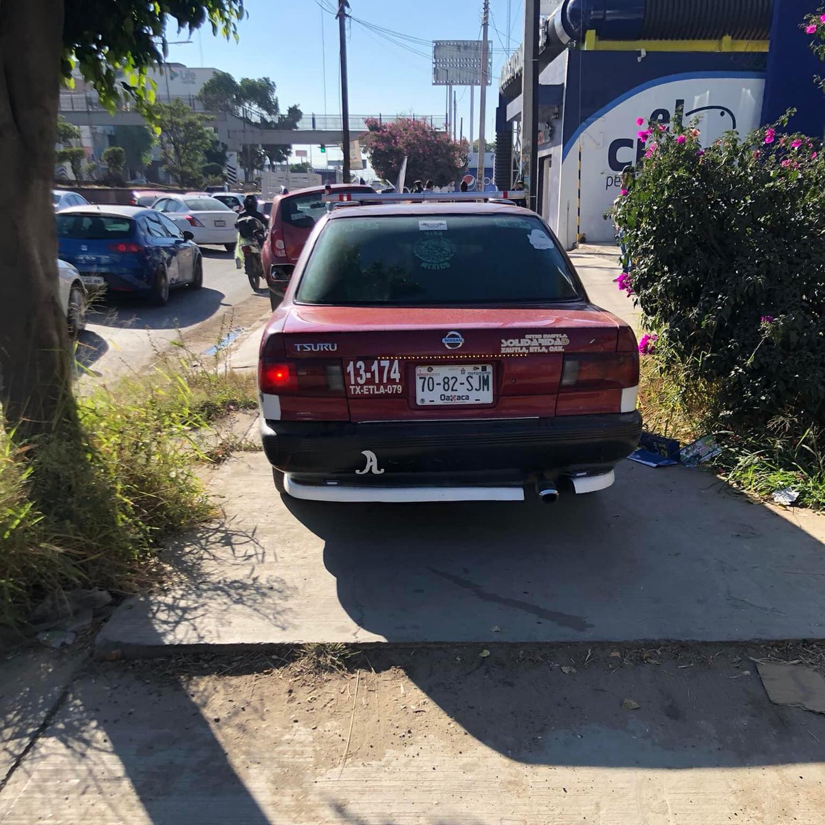 PeatonVigilante's tweet photo. Ahora ya rebasan por las banquetas en #Oaxaca :(
Los consentidos de semovi del mundo y del universo.
Carretera urbana de Santa Rosa.
@urbanosoax @IndigenaNcx @guillermogomji https://t.co/kJsD3KKK1f