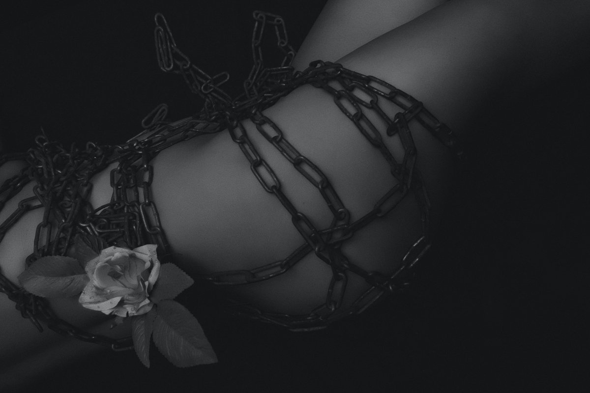 GailaxyRak's tweet photo. ศัพท์คำแรกของซีรีส์ BDSM วันนี้ รักขอเสนอ...
Bondage บอนใจ ถ้าเป็นทาสใครให้เรียก Bondage
(1) มีคำอธิบายและตัวอย่างมากมายอยู่ในเธรดนะคะ 🔗
#RakEng https://t.co/Tj3SgdzWbT