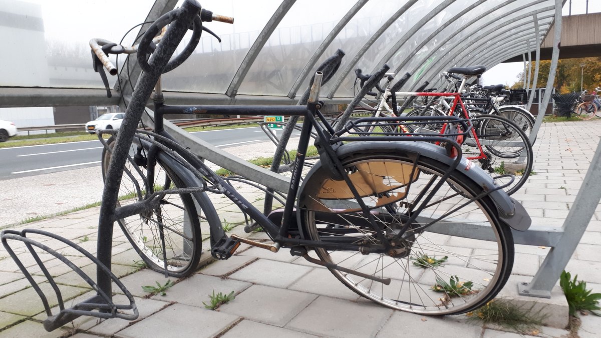 Vanaf vandaag krijgen fietsen die al langere tijd in de fietsstallingen bij de metrostations staan en fietswrakken een waarschuwingssticker. Eigenaren hebben tot donderdag 15 december de tijd om hun fiets weg te halen. Wat er daarna gebeurt? Lees het op bit.ly/356msPZ