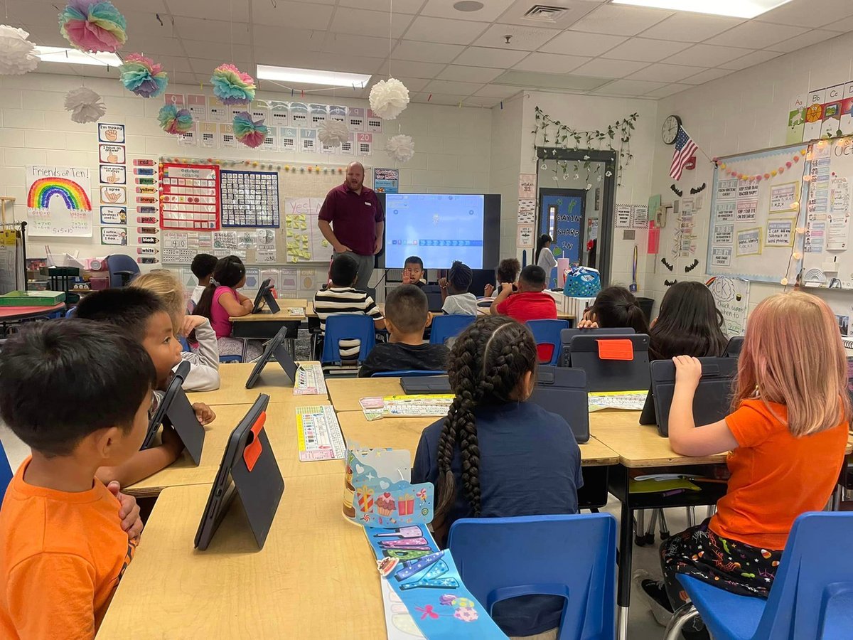 AlabamaAchieves's tweet image. Here's another fun highlight for #ComputerScienceEducationWeek! Several Banks-Caddell Elementary students recently got a lesson in coding with @BootUpPD. We love the excitement on these little learning faces! 🤩