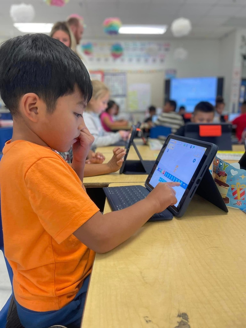 AlabamaAchieves's tweet image. Here's another fun highlight for #ComputerScienceEducationWeek! Several Banks-Caddell Elementary students recently got a lesson in coding with @BootUpPD. We love the excitement on these little learning faces! 🤩