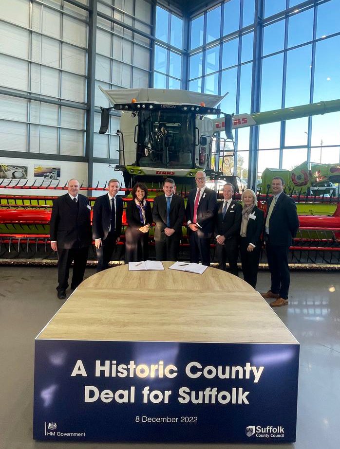 Jochurchill_MP's tweet photo. Delighted to welcome Minister @Lee4NED to #BuryStEdmunds for the signing of the historic @suffolkcc #CountyDeal✍️, giving local people greater say on crucial spending matters. The deal will #levelup Suffolk helping deliver investment in innovation, infrastructure &amp; business🚆👷‍♀️ https://t.co/LudC7QKnnp