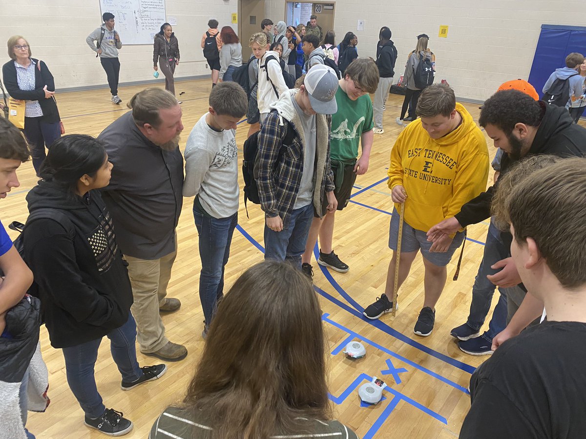 LNSTEMAC's tweet image. Fun time this morning with our Computer Science Honor Society at @KarnsHighSchool Technology Day for #CSEdWeek2022! We love to share knowledge and fun with our @KnoxSchools family!