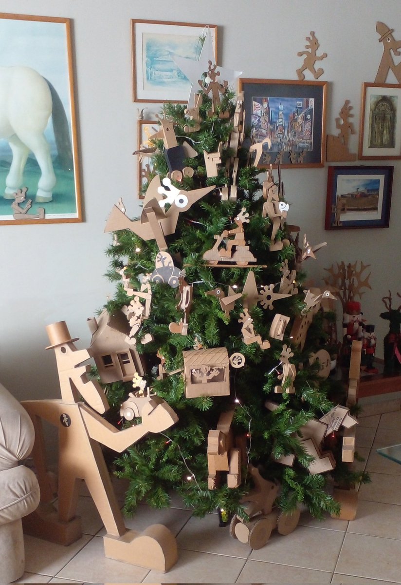 BrouzzoCartonStudio 
O Natal está aqui em casa..!!!!
a árvore de Natal tem o tema :
A TURMA DO FICO
#fico 
#euficofeliz 
#turmadofico 
#arvoredenatal 
#boasfestas
#natal
#mundodaimaginação 
#mundodolivro 
#mundodopapelão 
#jbrouzzo 
By
JôBrouzzo 
Dec/2022