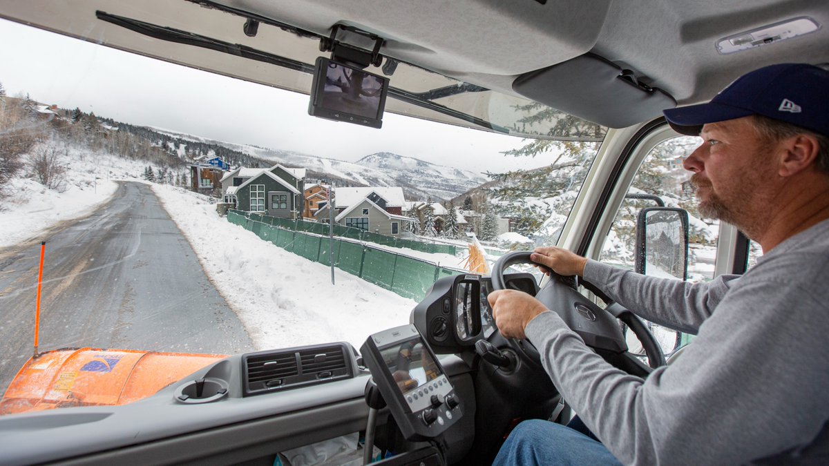 See your plow crew at work during the next storm! ❄️ This interactive map shows nearly real-time movement of the snow plows around town: bit.ly/3h6ts9f
