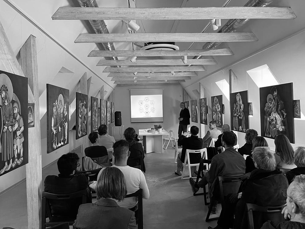 woonwerkarch's tweet photo. Johan recently gave a lecture in Kaunas, Lithuania at the Kauno architektūros ir urbanistikos ekspertų taryba (Kaunas Council of Architecture and Urban Planning) on  sustainable housing and healthy living. 

Take a look at more of our housing projects: https://t.co/Mw6MgZ9iRf https://t.co/D8U4N57YLH