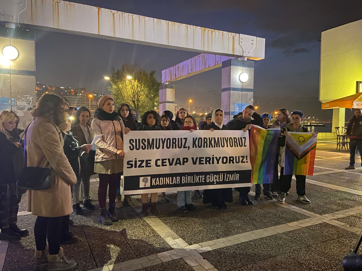 📍İzmir 

Kadınlar Birlikte Güçlü ile bugün bir kere daha sokaktaydık.

Kadınlara ve LGBTİ+'lara yönelik erkek ve erkek-devlet şiddetine karşı mücadelemizi büyüteceğiz. 

Susmuyoruz, korkmuyoruz, itaat etmiyoruz!

Kadınlar Birlikte Güçlü!