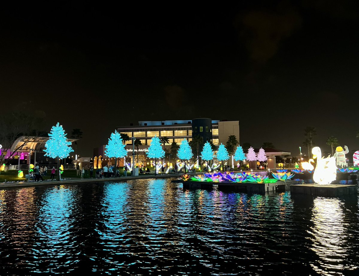 ✨🎄Isn’t it MAGICAL?! The tallest digital Christmas Tree in America is lit and we officially kicked off the South Pole of Texas! 
#EnjoyMcAllen #ChristmasInMcAllen