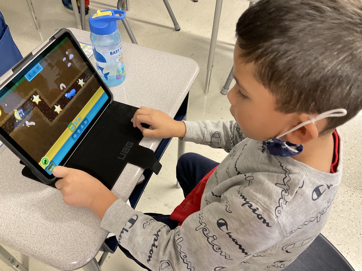 mrs_wiora's tweet photo. Hour of Code! #lane126 https://t.co/eaDZbeQ8eM