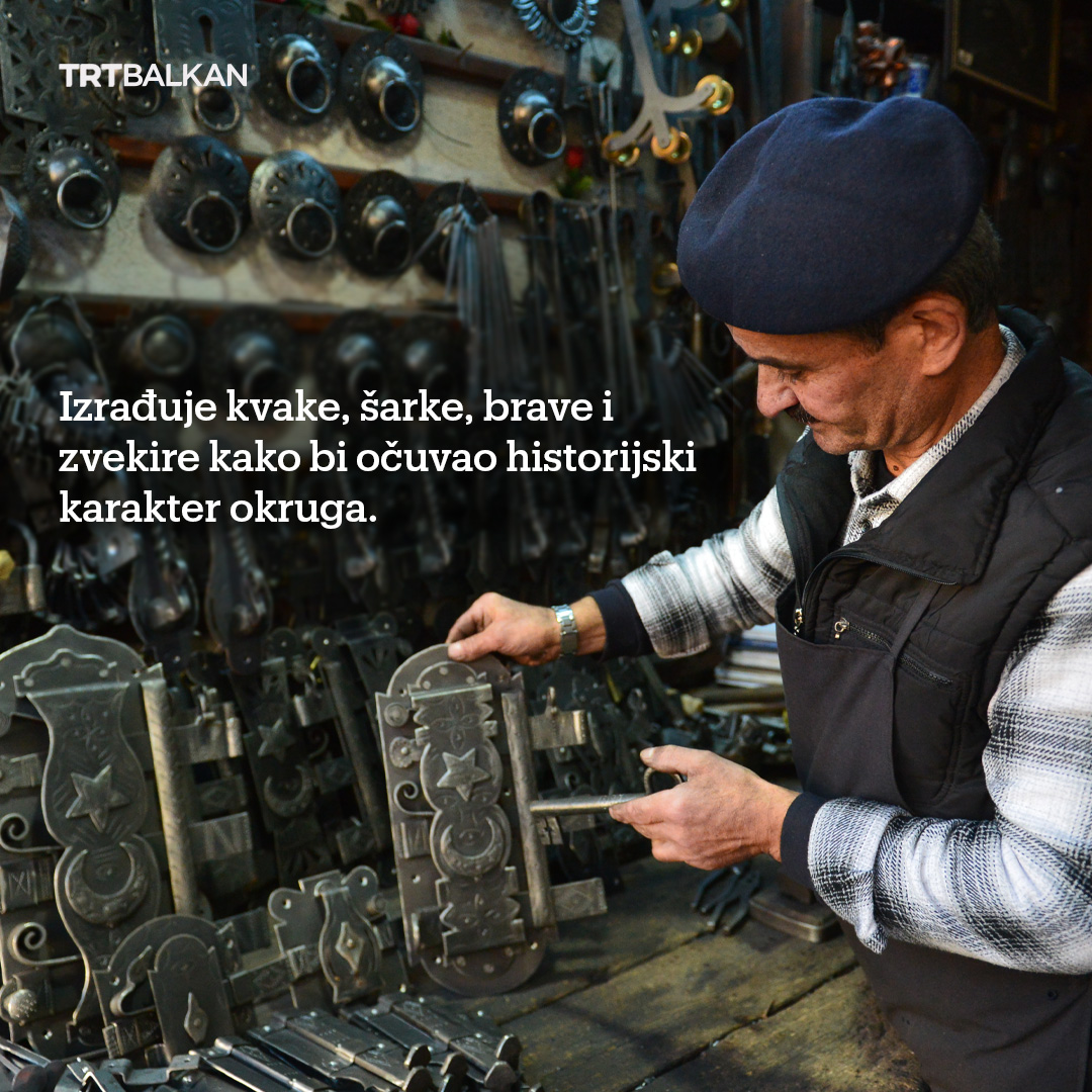 TRTBalkanBHSC's tweet photo. Posljednji bravarski majstor, 60-godišnji Huseyin Sahin Ozdemir, koji živi u okrugu Safranbolu u Karabuku, gradu upisanom na UNESCO-vu listu svjetske kulturne baštine, oživljava brave na vratima historijskih kuća već 44 godine.
#Turkiye #UNESCO #Safranbolu #bravar