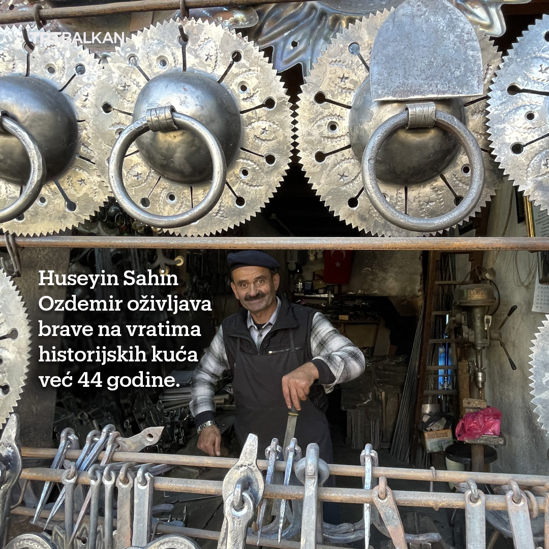 TRTBalkanBHSC's tweet photo. Posljednji bravarski majstor, 60-godišnji Huseyin Sahin Ozdemir, koji živi u okrugu Safranbolu u Karabuku, gradu upisanom na UNESCO-vu listu svjetske kulturne baštine, oživljava brave na vratima historijskih kuća već 44 godine.
#Turkiye #UNESCO #Safranbolu #bravar