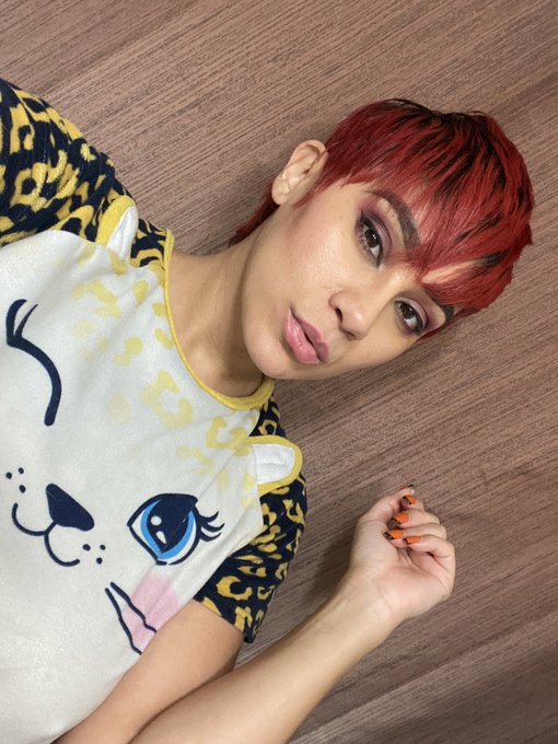 Cat faced pjs are my jam! Can we talk about these cheek bones though!! https://t.co/sWhhxOLH89<a href="/tag/session"class="tags"><span>#session</span></a>