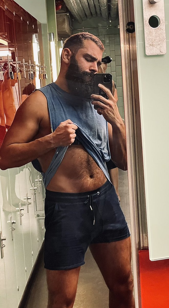 💦who’s into sweat? And who wants a lick? 💦 
#sweat #muscle #gym