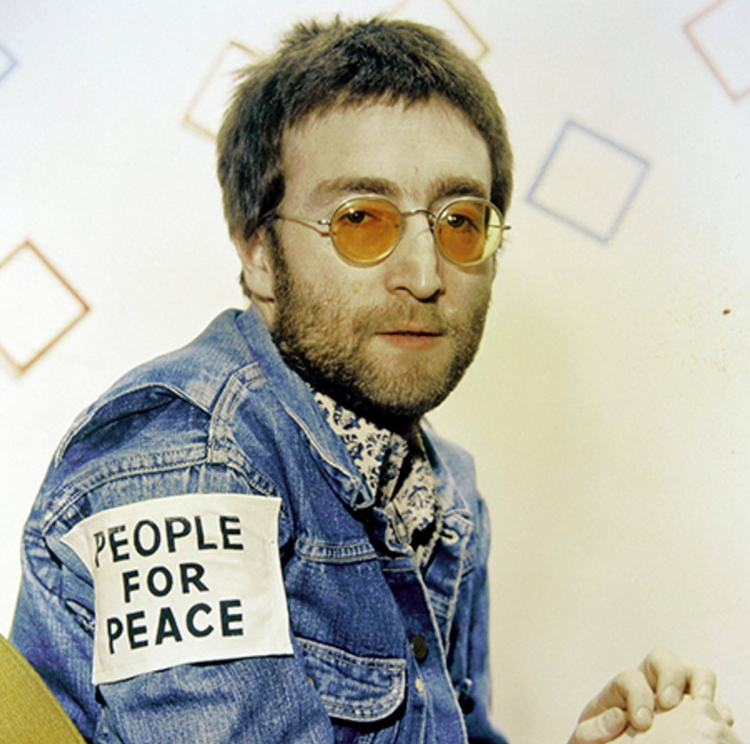 telehit_musica's tweet photo. Un día como hoy, pero de 1980 #JohnLennon perdía la vida a manos de #DavidChapman en Nueva York 😞
Lennon era conocido por ser el alma de #TheBeatles y será siempre uno de los artistas más influyentes en toda la historia de la música ¿Con qué canción lo recordamos hoy? 🎼❤️ https://t.co/hE98WJpBP6