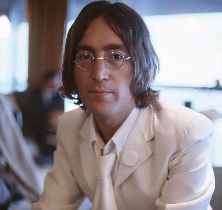 telehit_musica's tweet photo. Un día como hoy, pero de 1980 #JohnLennon perdía la vida a manos de #DavidChapman en Nueva York 😞
Lennon era conocido por ser el alma de #TheBeatles y será siempre uno de los artistas más influyentes en toda la historia de la música ¿Con qué canción lo recordamos hoy? 🎼❤️ https://t.co/hE98WJpBP6