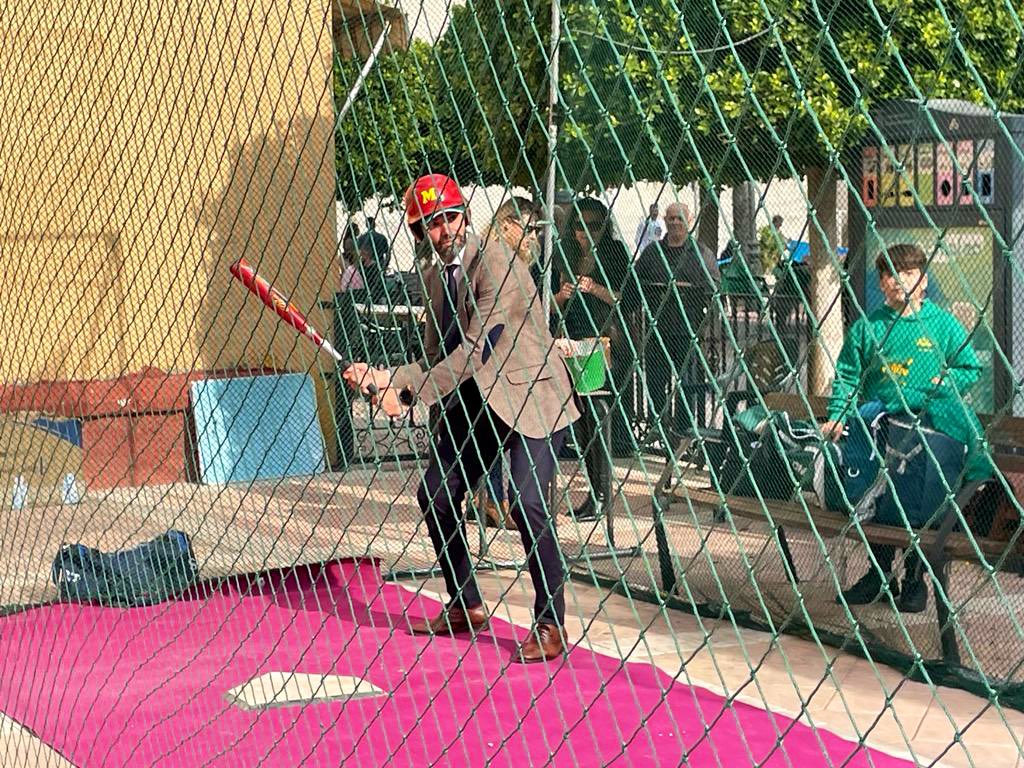 Tras la eucaristía con nuestros vecinos de <a href="/ElLlanodeMolina/">El Llano de Molina</a> hemos coincidido con nuestros amigos y deportistas del <a href="/BeisbolMolina/">Club de Béisbol y Sofbol Molina</a> 🟢🟡. Muchas gracias por invitarme a probar el túnel de bateo, muy divertido 😁. Animo a todos los chic@s que prueben este maravilloso deporte 👌🏻✅⚾️
