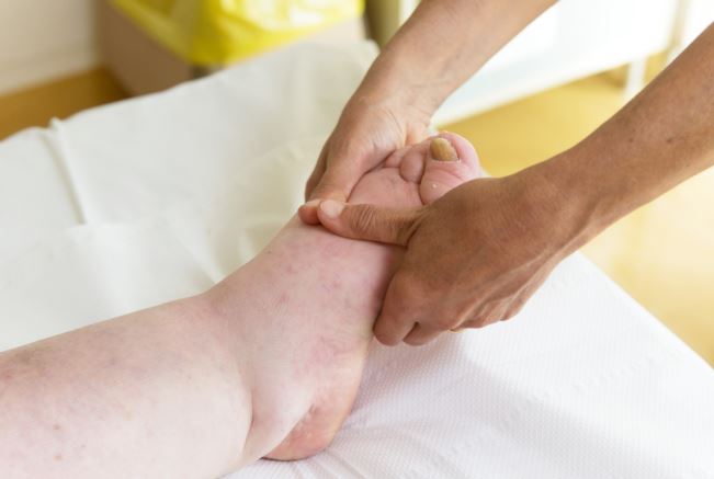 Lymphatic fluid congestion reduces healthy blood flow of the tissue, enables bacteria to grow, and interferes with wound healing. Lymphedema therapy helps to decrease swelling, increase lymphatic drainage, and more!
Learn more by visiting: vrh.org/our.../rehabil…