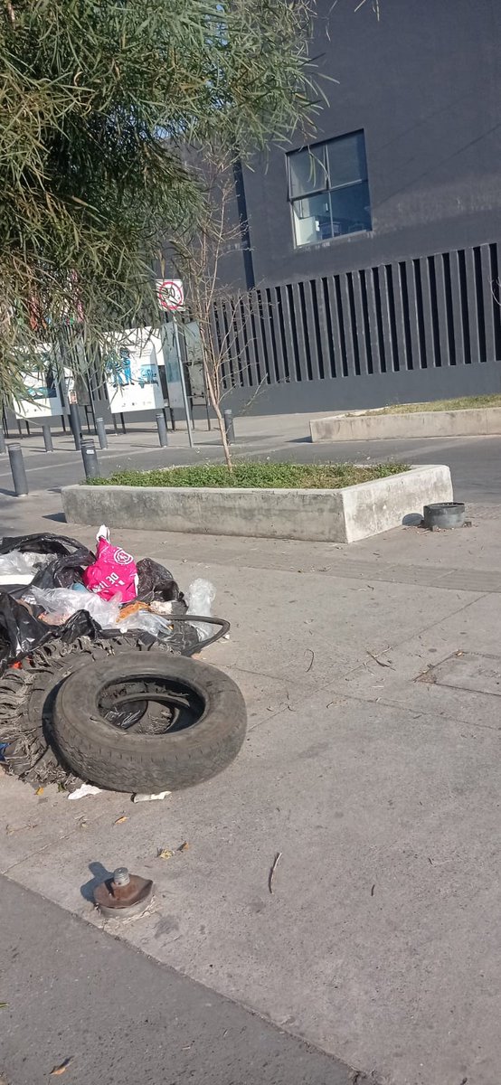 gazepeda's tweet photo. Hola, @GuadalajaraGob. Desde hace más de 10 días se encuentra este montón de basura en la esquina de la Av. 5 de Febrero y la calle Analco. Es un foco de contaminación y peor, está justo en la parte que corresponde a la Unidad Administrativa Reforma. Podrían hacer algo? 👍 https://t.co/INBovBVXts