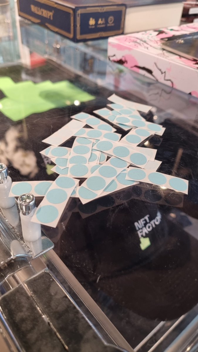 BnoiitC's tweet image. Now you can &quot;LIKE&quot; #OpenScreen artworks IRL at @NFTFactoryParis 
(Max 3 likes per visitor)