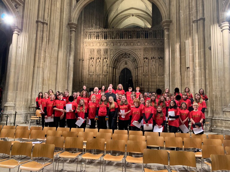QEGS_Music's tweet photo. Our fantastic QE Choirs with @Paul_McCreesh from last Wednesday's @GabrieliCandP concert. We're now well in preparations for Monday's Carols by Candlelight, free for all to come to! St Mary's Church in Faversham, 6:30pm
@qegs_faversham #music #choir #musicforall https://t.co/Emg5CTXY4f