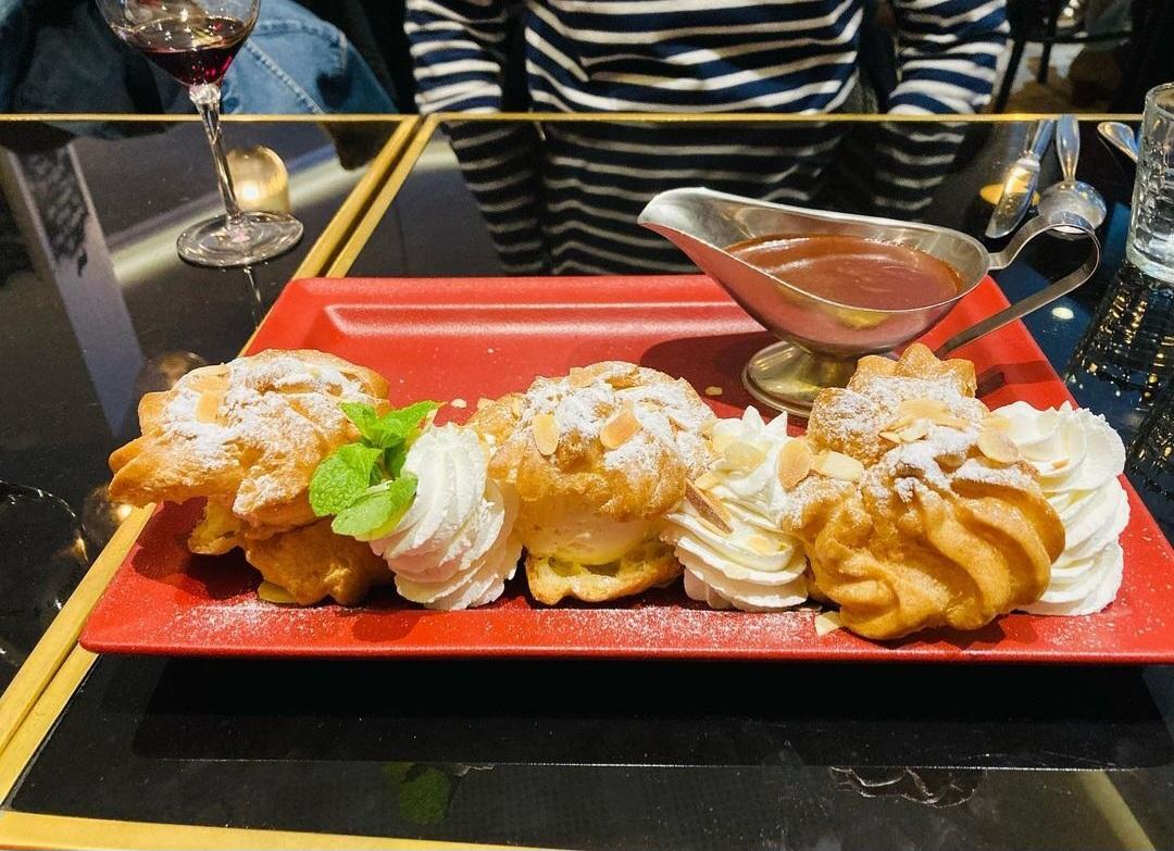 ChezFranklin's tweet photo. Qui arrive à manger nos profiteroles gourmandes à elle / lui seul.e ? 🤩

📞 Réservations par téléphone : 02 51 82 35 20 ou 06 50 39 55 77
🌐 Ou https://t.co/H5lebN3uh1 https://t.co/JhG2WrscIw