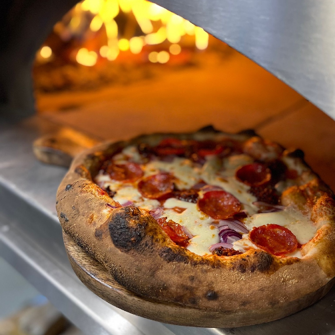 Delicious 🍕 WOOD FIRED #PIZZA 🍕 available from One Central 😍 Come check out our *NEW* local trader Firedough 🔥 open right through the #weekend 

12pm till late