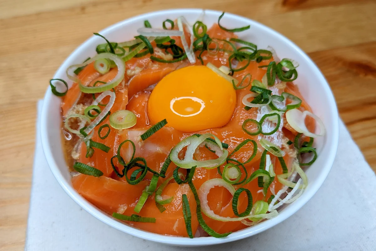 めんつゆで手軽に！「サーモン生姜めんつゆ漬け丼」。