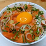 めんつゆで手軽に!「サーモン生姜めんつゆ漬け丼」。