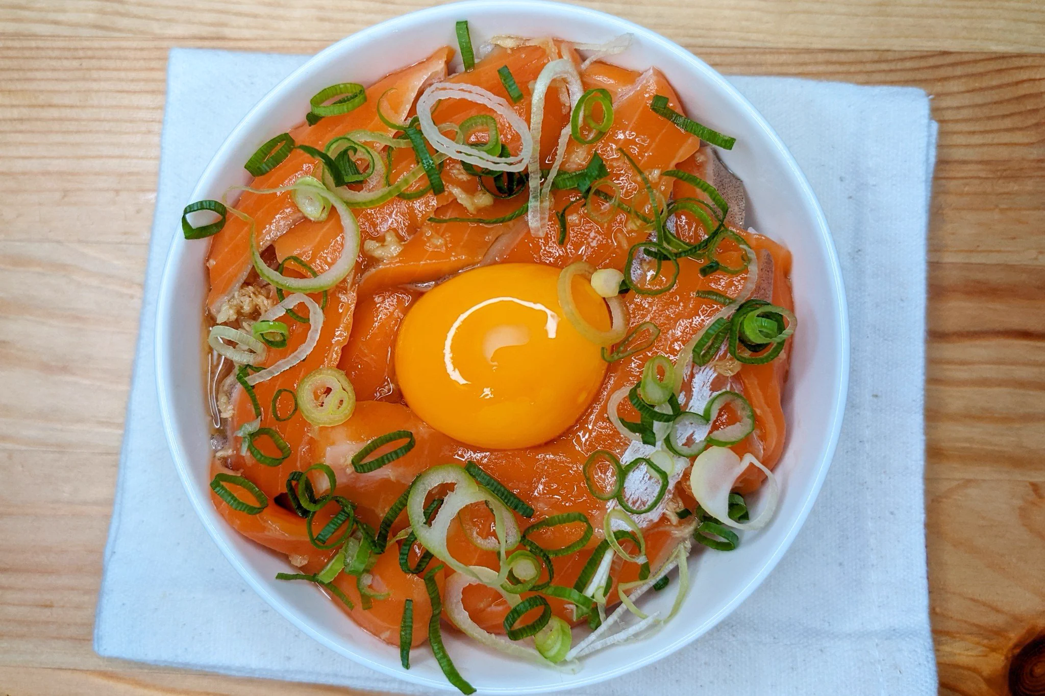 めんつゆで手軽に！「サーモン生姜めんつゆ漬け丼」。