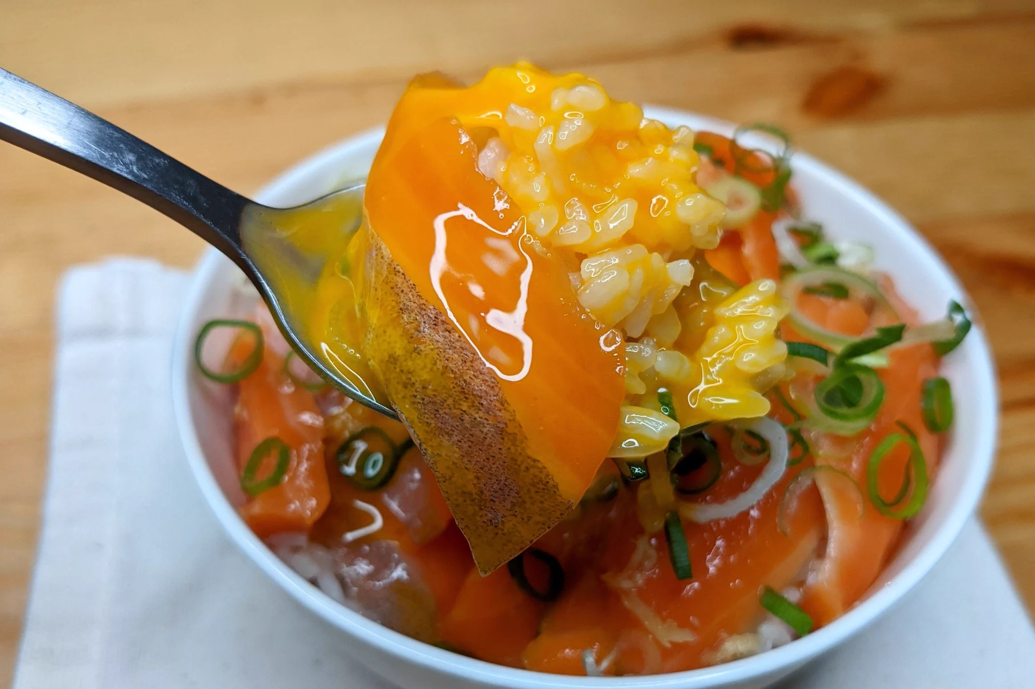 めんつゆで手軽に！「サーモン生姜めんつゆ漬け丼」。
