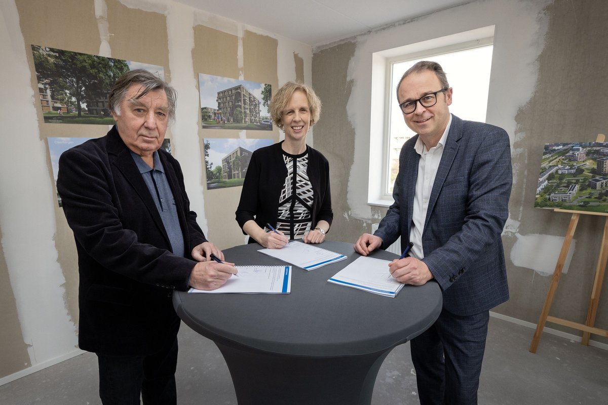 centradawonen's tweet photo. Centrada, @gem_Lelystad en Huurdersvereniging Ons Belang ondertekenden op woensdag 7 december de prestatieafspraken voor 2023. De opgaven in de stad zijn groot. Dit vraagt meer dan ooit om een goede samenwerking! Lees meer https://t.co/B1VJJv2ubs
#wonen #lelystad #samenwerking https://t.co/usYGYkN656