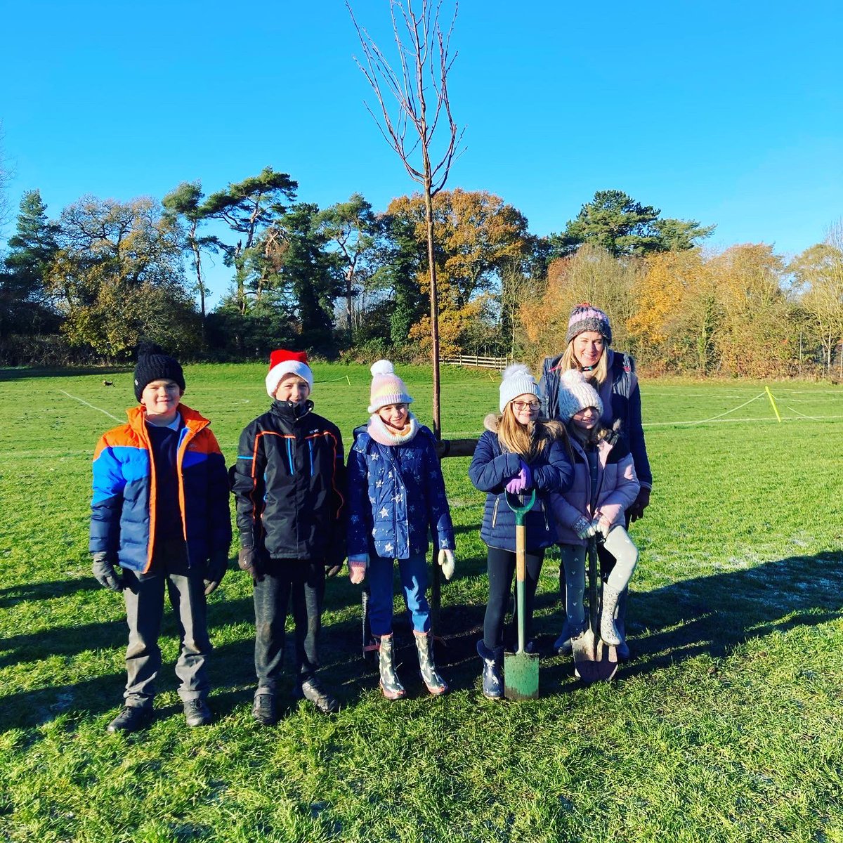 WiltsCountyFA's tweet photo. It’s a good day for planting trees! Thanks to @HillsWaste All Cannings Primary School, Devizes High School, Greening Devizes, @DevizesTC @iPROHydrate @charltonbaker @teamnanogreen #TheGoodGame #WiltshireFootball https://t.co/mHgUDQ45G2