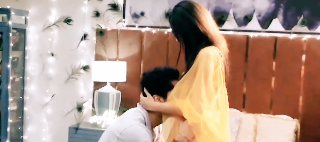 your_soulispure's tweet photo. Don't know but this is so hawttt😭🔥🥵🌚
The way he pulled her from her waist😭🌚

#yrkkh #AbhiRa #PranaliRathod #HarshadChopda https://t.co/q2jNdBiG6w