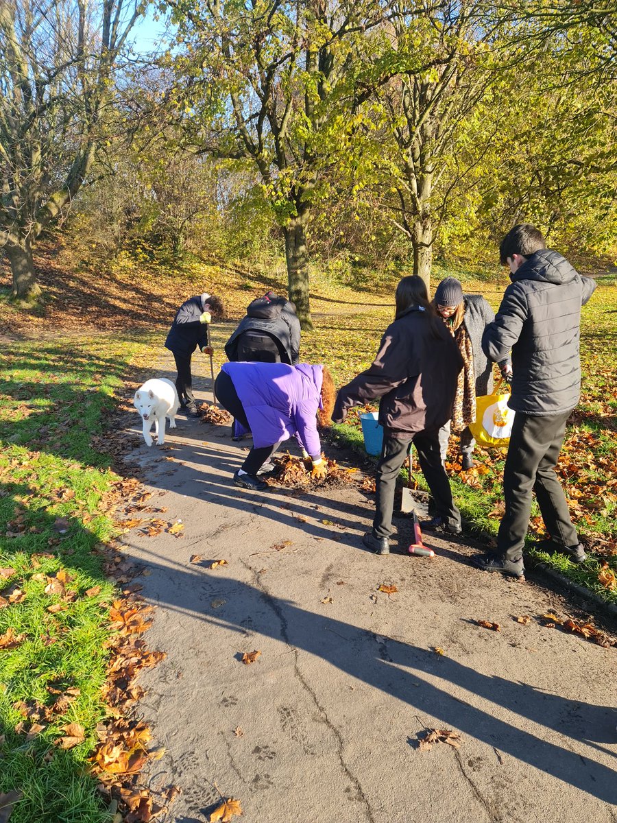 AshtonOutdoorEd's tweet photo. Alternative Curriculum pupils out in Grenville Smyth Park today helping the community by clearing some of the overgrown paths. https://t.co/Gc18Vp70ig