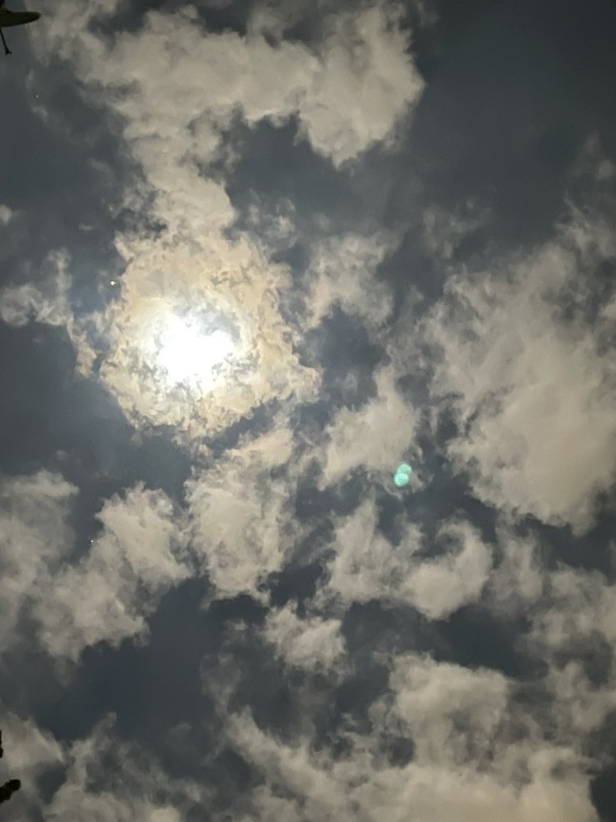 BatoolAlzubaid9's tweet photo. ✨it’s okay not to be okay the moon doesn’t shine without darkness 🌗 https://t.co/ZNk9NvfYi2