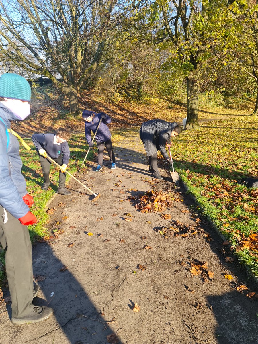 AshtonOutdoorEd's tweet photo. Alternative Curriculum pupils out in Grenville Smyth Park today helping the community by clearing some of the overgrown paths. https://t.co/Gc18Vp70ig