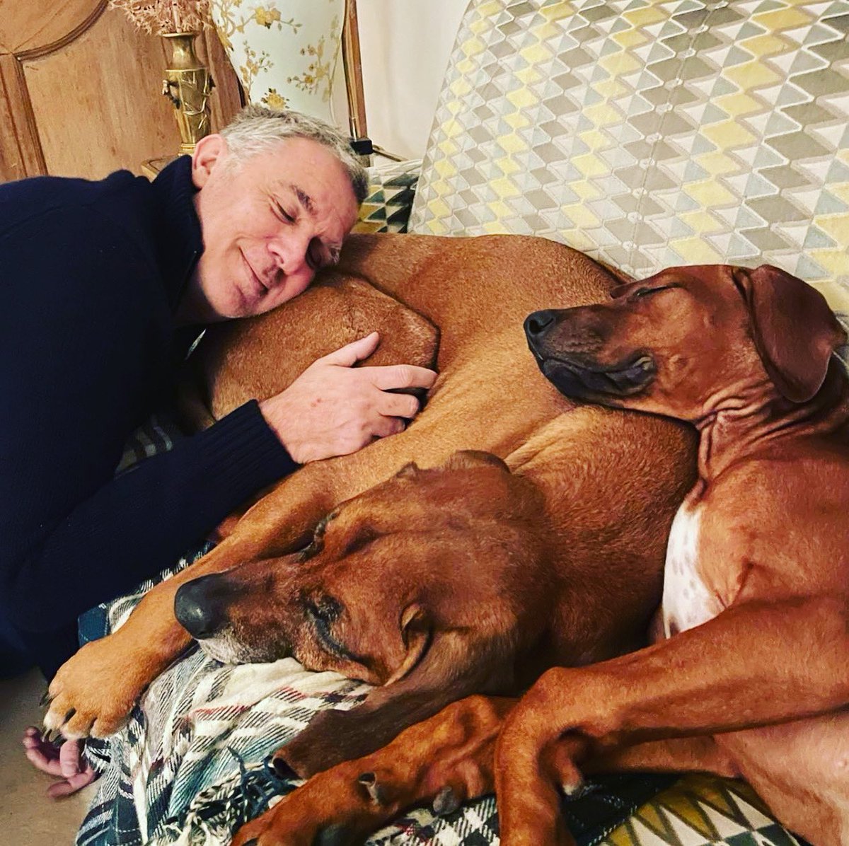 Franck Saurat était mon meilleur ami, celui avec qui j’ai tout construit et tout créé depuis plus de 10 ans. Il m’a fait découvrir la production. On a partage nos joies, nos peines, les épreuves, les succès et surtout on a eu tellement de fou-rires…
C’est un vide terrible…