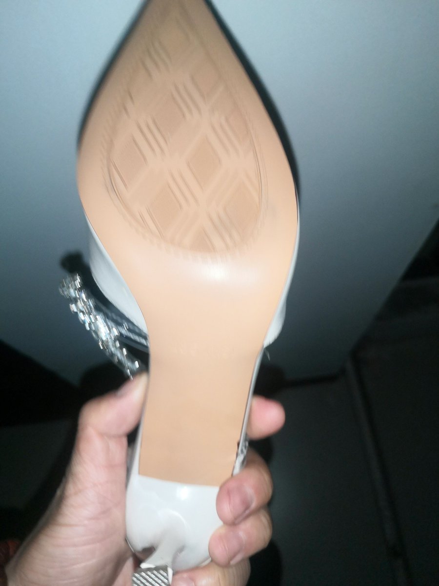 fnqi11's tweet photo. 之前扫到的极品小姐姐的极品高跟，每双鞋都放在精致的单独鞋柜里，在拿到鞋之后细细的品尝鞋垫上那咸咸的汗渍味，真是太上头了，舔完里面，再帮小姐姐把鞋底也清理干净。 https://t.co/ezm49lplJV
