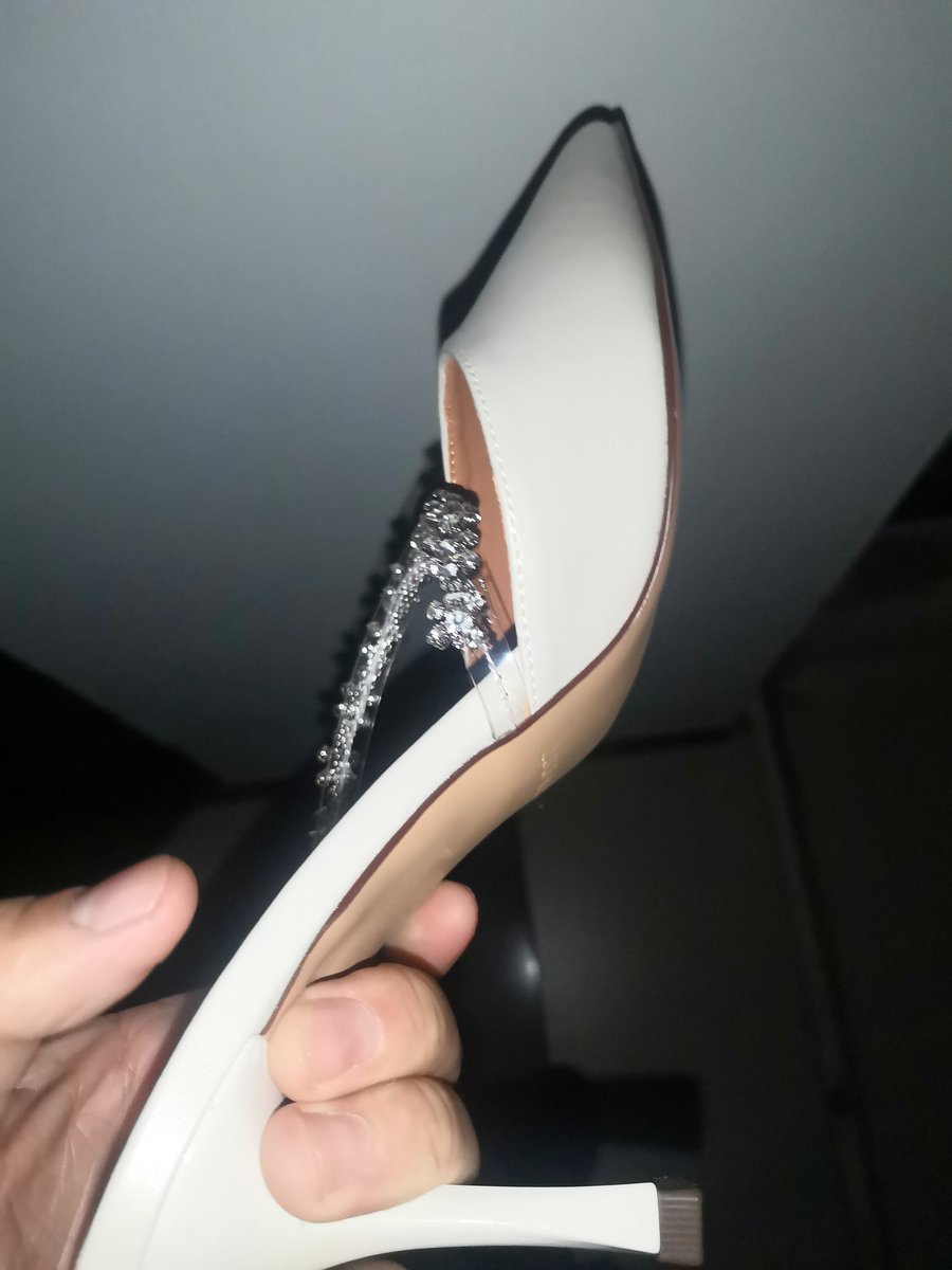 fnqi11's tweet photo. 之前扫到的极品小姐姐的极品高跟，每双鞋都放在精致的单独鞋柜里，在拿到鞋之后细细的品尝鞋垫上那咸咸的汗渍味，真是太上头了，舔完里面，再帮小姐姐把鞋底也清理干净。 https://t.co/ezm49lplJV