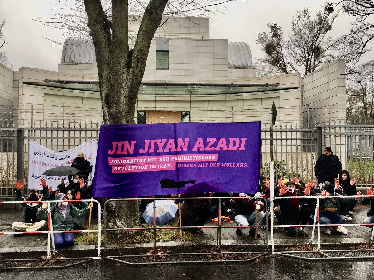 IL_Berlin's tweet photo. Linke Aktivist*innen schließen das Tor der iranischen #Botschaft in Solidarität mit der feministischen Revolution. Iranische Gruppen und Kollektive fordern seit Wochen deren Schließung. Aktivist*innen haben dies nun selbst in die Hand genommen. (1/3)
#jinjiyanazadi #jinaamini https://t.co/BQiAJAdRJk