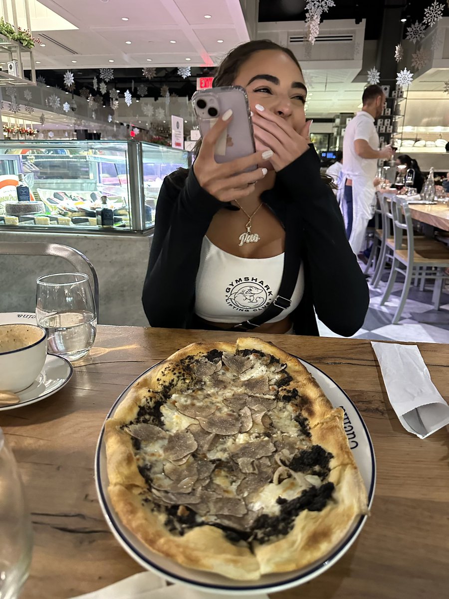 Paola Rosalina on Twitter: "Wearing gym clothes while grubbing out