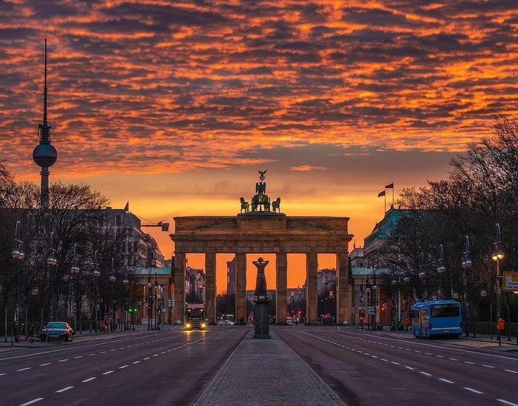 Por fin hemos llegado a Berlín! Nata y yo estamos planeando una posible ruta y Charles y Einar..¿En serio están haciendo una carrera a ver quién llega antes a la puerta de Brandeburgo? Ok,Charles acaba de parar el tiempo, ahora Einar no parará de quejarse 🤦🏻‍♀️ Os echaba de menos 🧡