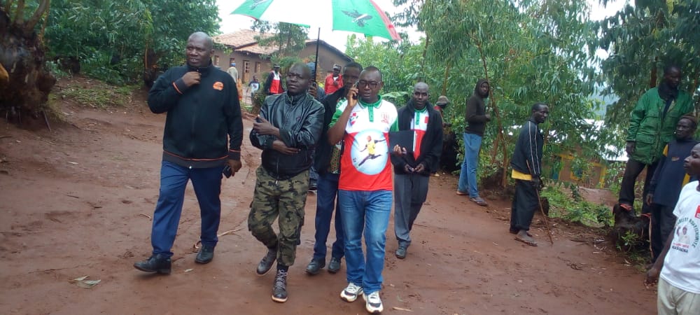 CnddFddButanyer's tweet photo. #Burundi 8/12/2022
Ibikorwa vyari bitegekanije muri komine #Rango kuyu wa 4,umunyamabanga wa @CnddFdd mu ntara ya #Kayanza abisoreje kumutumba #Musagara.Umutumba wa 20/29 igize #Rango,uwa 41/262 igiz intara.
Ejo aho bukera urugendo ruzobandanya nokuyindi mitumba.
@R_Ndikuriyo https://t.co/F7vjlS1kJl