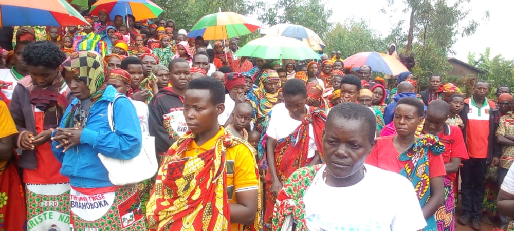 CnddFddButanyer's tweet photo. #Burundi 8/12/2022
Ibikorwa vyari bitegekanije muri komine #Rango kuyu wa 4,umunyamabanga wa @CnddFdd mu ntara ya #Kayanza abisoreje kumutumba #Musagara.Umutumba wa 20/29 igize #Rango,uwa 41/262 igiz intara.
Ejo aho bukera urugendo ruzobandanya nokuyindi mitumba.
@R_Ndikuriyo https://t.co/F7vjlS1kJl