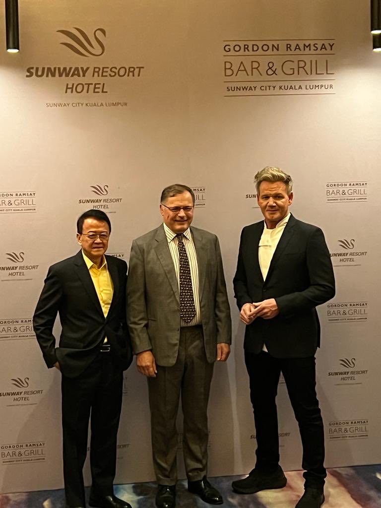 Great to meet Gordon Ramsay at ⁦<a href="/SunwayResHotel/">Sunway Resort Hotel</a>⁩ Fantastic atmosphere and of course great food.  Thanks to TS Jeffrey Cheah for another excellent UK- Malaysia partnership  ⁦<a href="/UKinMalaysia/">UK in Malaysia🇬🇧</a>⁩