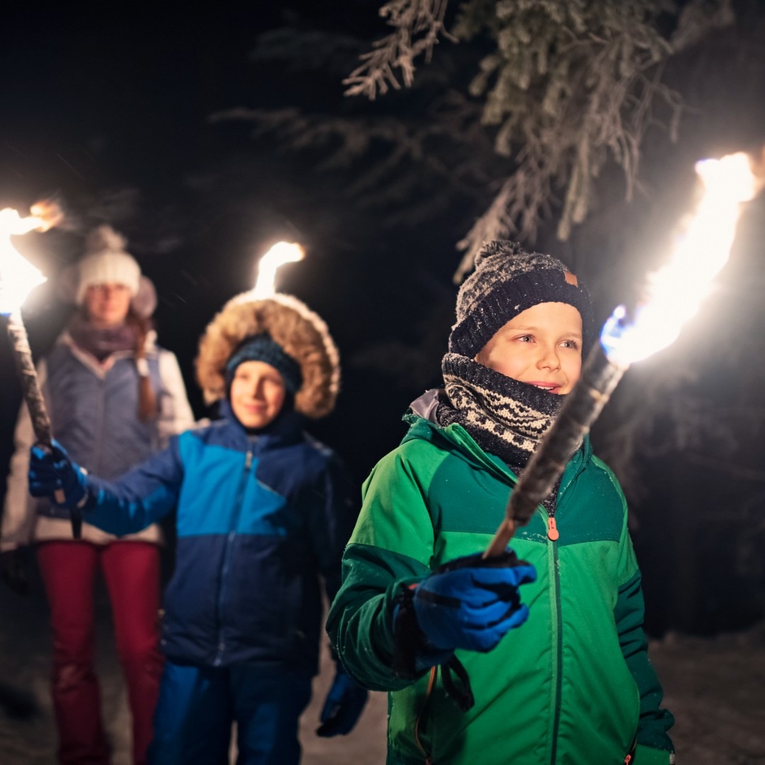 Kleed je warm aan, trek je wandelschoenen aan want MORGEN is de eerste editie van de Fakkeltocht door het Hoge Bergse Bos! Met je deelname aan de fakkeltocht combineer je bewegen, lekker eten en een wandel avontuur. 🚶‍♂️ 
Aanmelden kan op onze website. 🔥🕯️