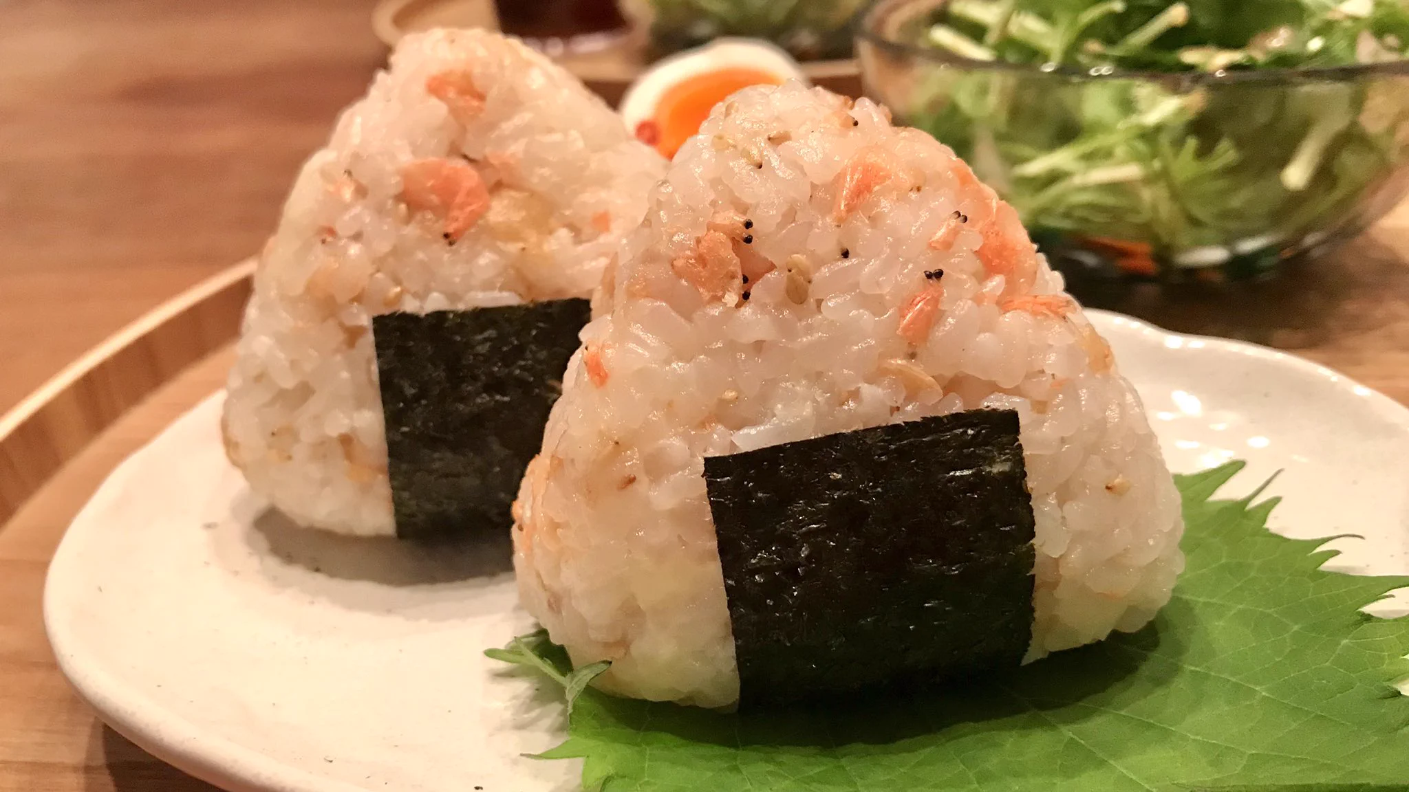 早速作りたくなっちゃうくらい美味しそう！小海老などを使った「おにぎり」レシピ！