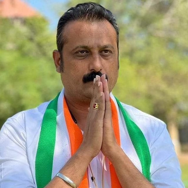 આ વ્યકિત જો ચુંટણી હારી જાય ને તો પારદર્શી ચુંટણીની વાતો ખોટી જ હોય.
સિંહ ખાલી ચુંટણી હાર્યો છે પરંતુ પ્રજાના દિલમાં હજુ રાજ જ કરે છે અને કરશે......
કાલે ડેર ના પડખે હતા અને આજે પણ છીએ.
#સાવજ 
@Ambarishdermla
