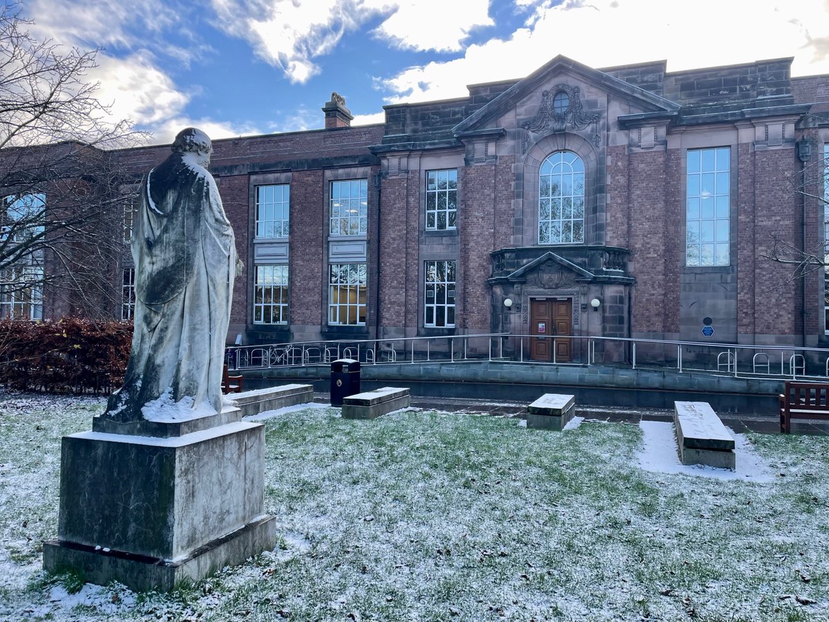 EdinburghChem's tweet photo. It's here! A dusting of snow @uoeKB this morning❄️ https://t.co/URHOsSYbX5